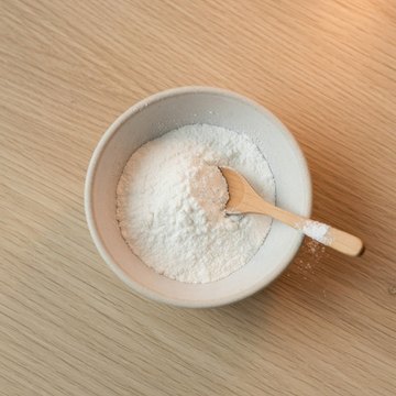 Biały proszek kolagenowy w miseczce